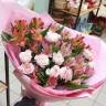 Букет «Тепло» с розовыми розами и альстромериями